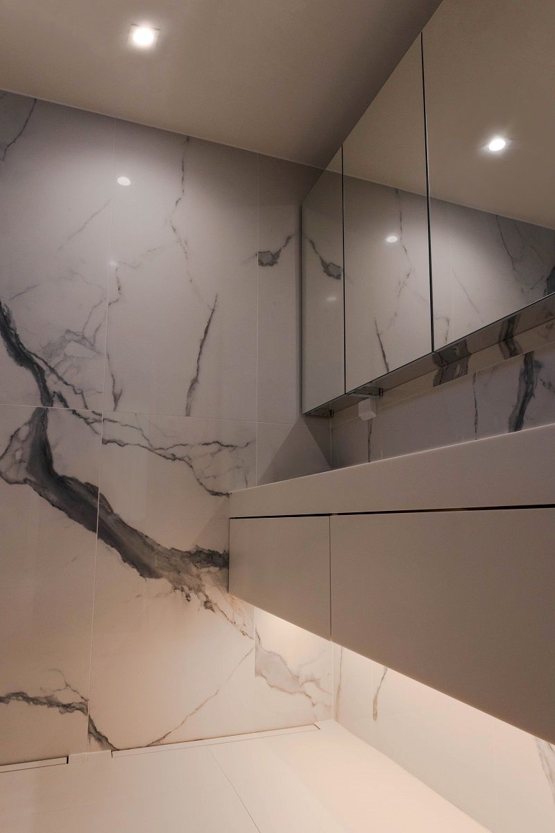 Illuminazione a strisce led sotto il pavimento.